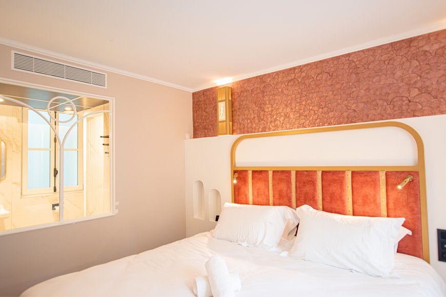 Chambre Classique, tête de lit terracotta