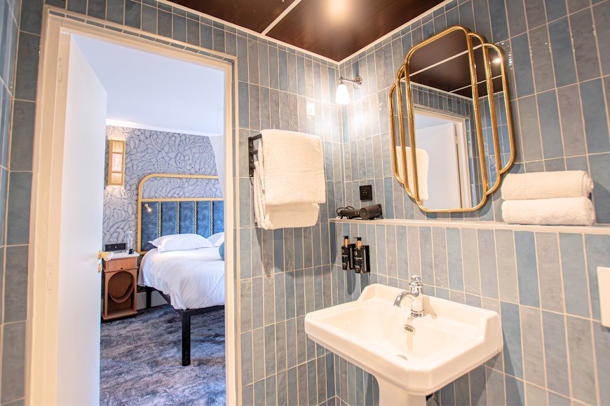 Salle de bain bleue, miroir doré Art Déco